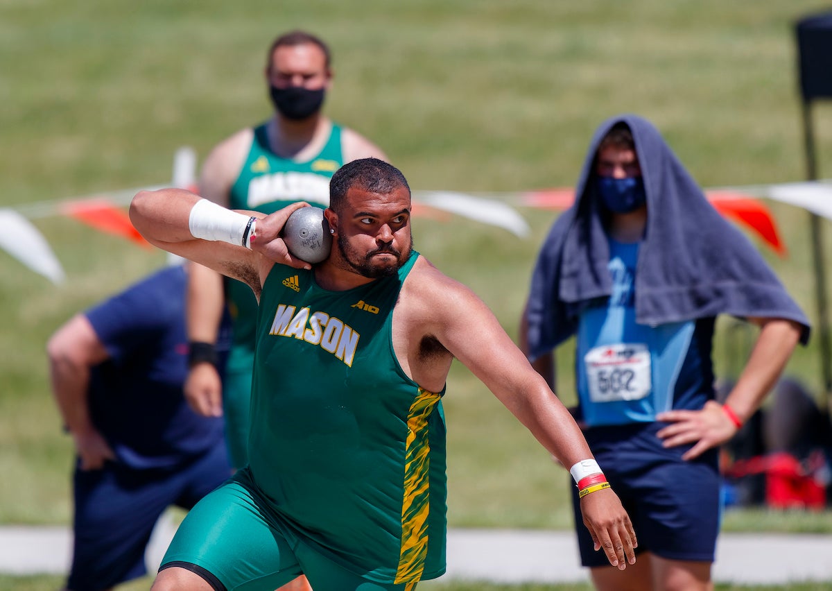 Jaylen Simmons with shotput