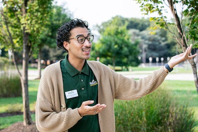 Mason student giving a tour