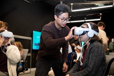 Mason student helps people try the VR experience